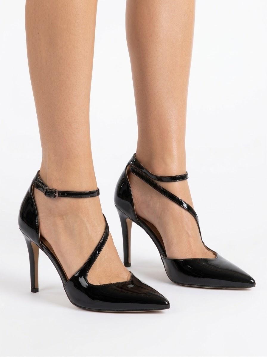 DECOLLETE CON CINTURINO IN VERNICE CON TACCO A SPILLO 9.5 CM