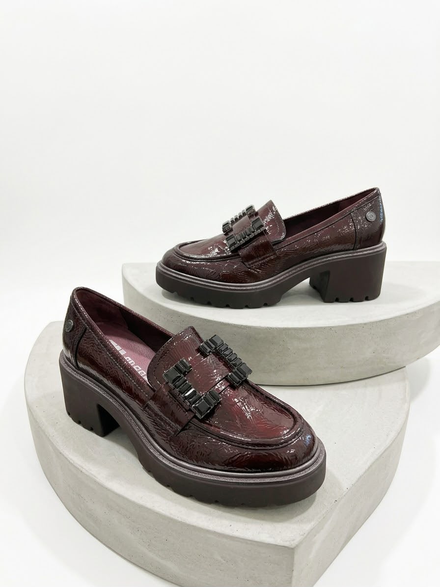 MOCASSINO XTI TACCO LARGO IN VERNICE CON FIBBIA